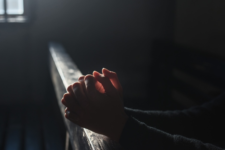 Τα σταυρωμένα χέρια ενός ανθρώπου που προσεύχεται