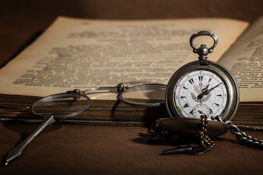 Παλαιό ρολόι, βιβλίο και γυαλιά οράσεως