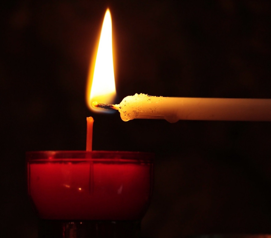 Κερί που ανάβει ένα καντήλι