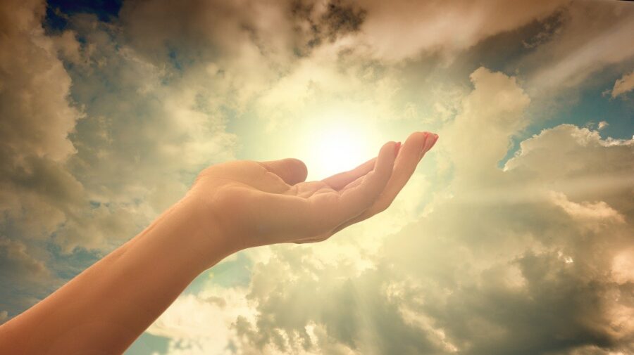 Ένα γυναικείο χέρι απλωμένο με φόντο τον ουρανό