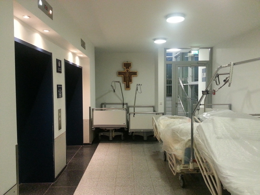 Θάλαμος νοσοκομείου με κρεββάτια