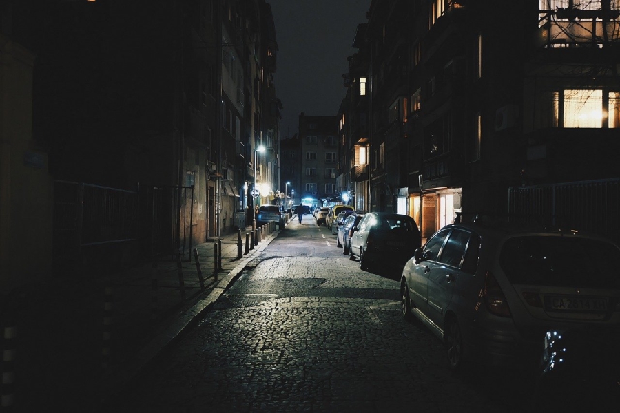 Σκοτεινό δρομάκι πόλης