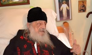 Η καρκινοπαθής και ο γέροντας Νεκτάριος Βιτάλης στην Καμάριζα Λαυρίου